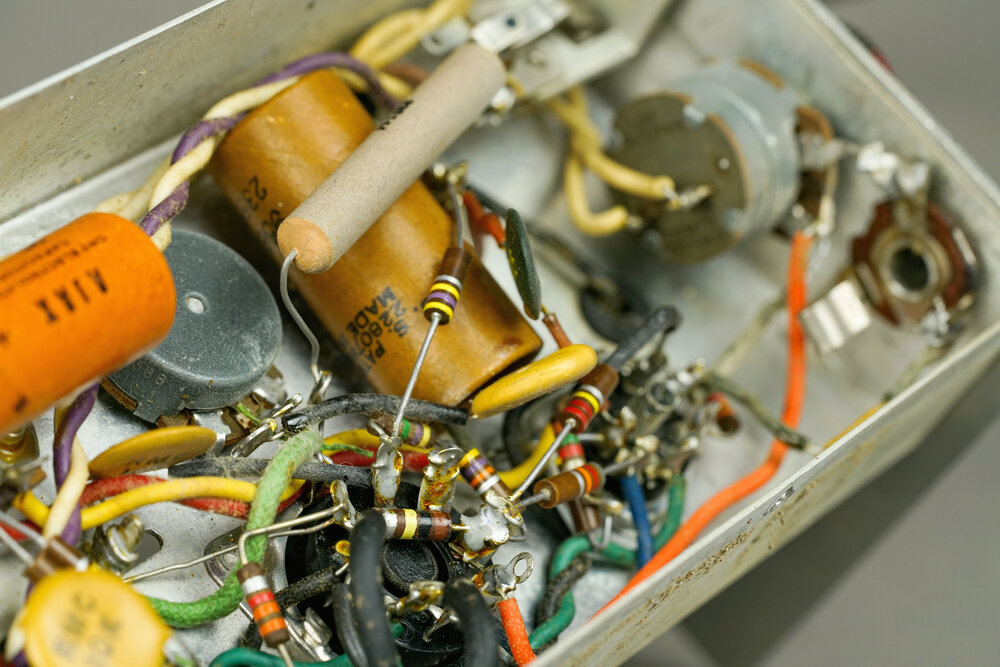 install capacitor to an Amp
