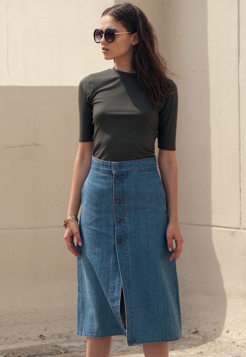 DENIM SKIRTS ARE BACK. KNOW HOW TO WEAR THEM AND LOOK FASHIONABLE
