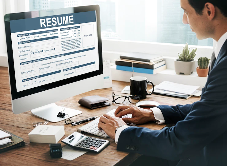 UTILIZING RESUME WRITING SERVICES- PROS AND CONS