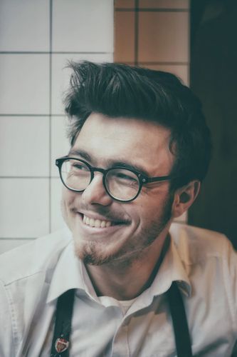 How Do Men Choose Glasses According to Their Face Shape?