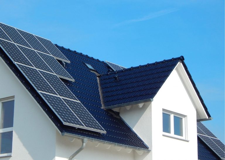 How Solar Panel Inverters Maximize Energy Efficiency in Your Home