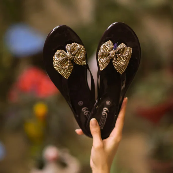 The Timeless Elegance of Ladies' Chappals: A Walk Through Tradition and Fashion