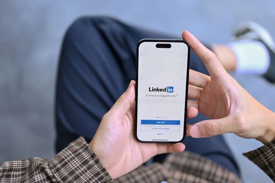 LinkedIn for Professionals: A Complete Guide to Building Your Profile
