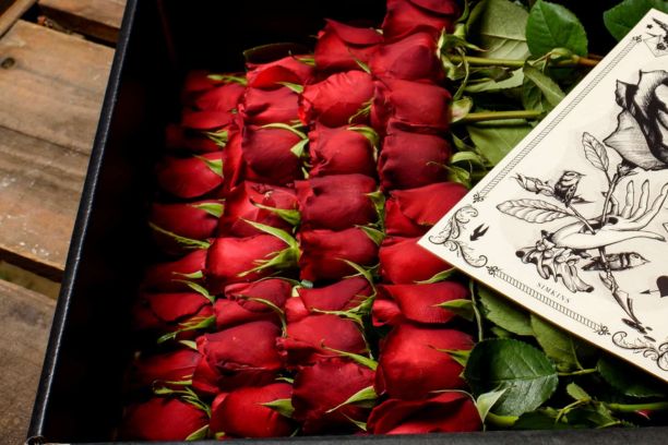 Elevating Romance: The Allure of Luxury Roses in a Box