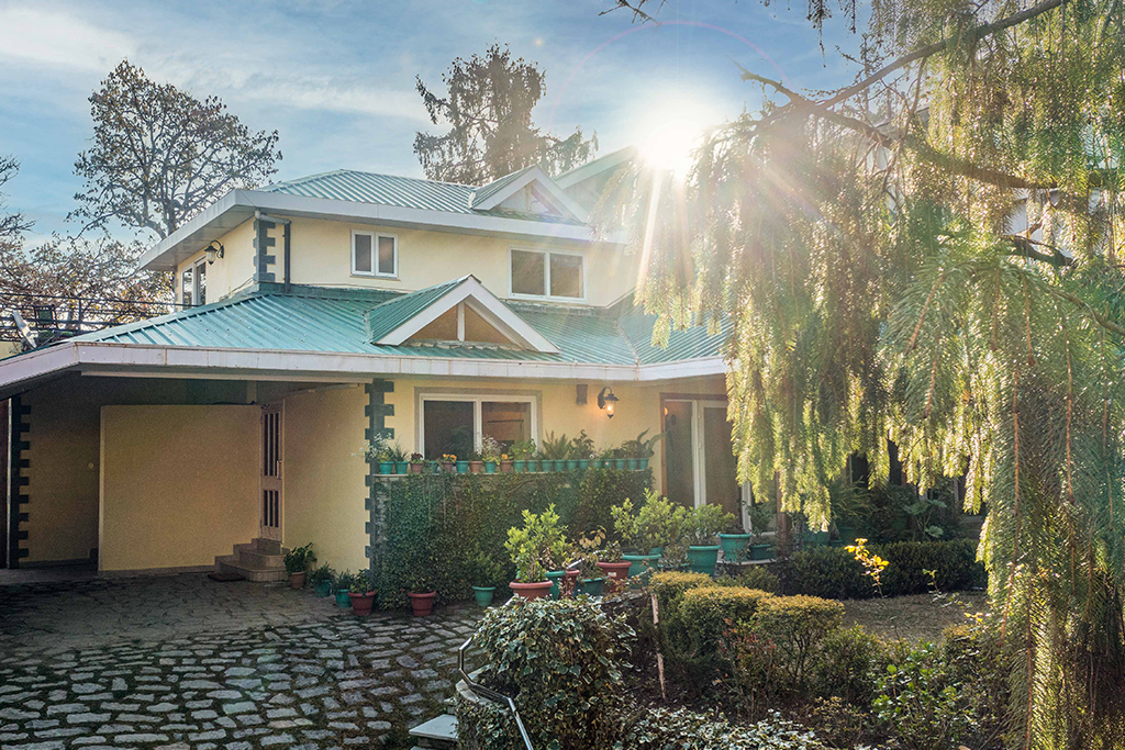 Luxurious Retreats: Villa Versus Hotel in Shimla
